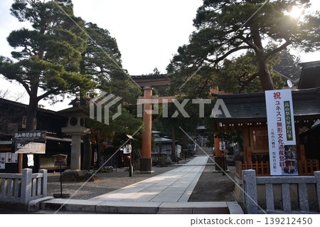 日本岐阜縣高山市櫻山八幡宮和美麗的日出。這是春季高山祭期間的清晨景象。 日本岐阜縣高山市櫻山八幡宮和美麗的日出。這是春季高山祭期間的清晨景象。 139212450