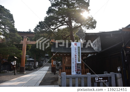 日本岐阜縣高山市櫻山八幡宮和美麗的日出。這是春季高山祭期間的清晨景象。 139212451