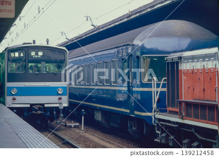 A generational shift at Osaka Station: the 20 series "Daisen" and the 205 series Keihanshin Local Line. 139212458