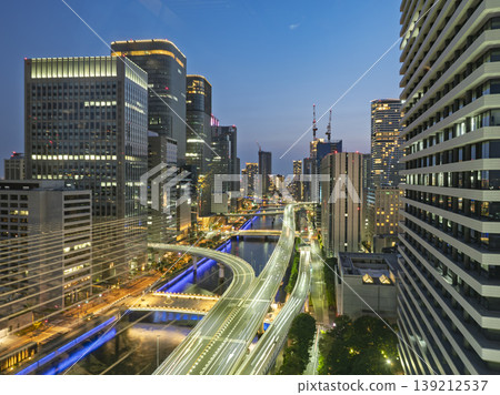 一條通往未來的光明之路。城市充滿活力的夜景。 一條通往未來的光明之路。城市充滿活力的夜景。 139212537