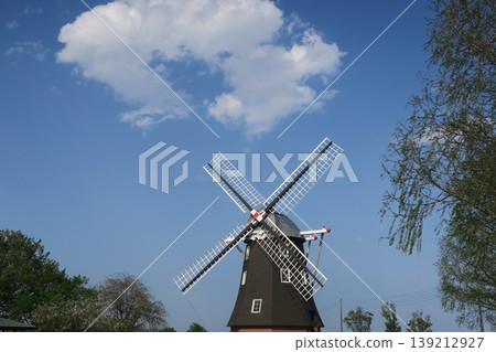 I took a picture of a windmill that stands out against the blue sky at Akebonoyama Agricultural Park. I took a picture of a windmill that stands out against the blue sky at Akebonoyama Agricultural Park. 139212927