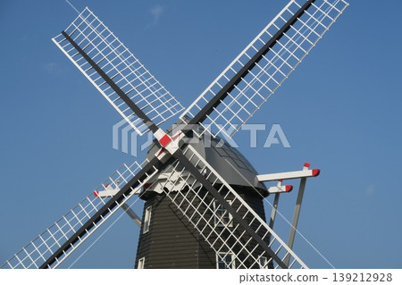 I took a photo of the windmills against the blue sky at Akebonoyama Agricultural Park. 139212928