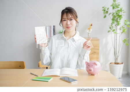 拿著家庭帳簿的婦女 139212975