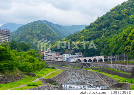 箱根湯本溫泉町鬱鬱蔥蔥的植被和早川清澈的河水 箱根湯本溫泉町鬱鬱蔥蔥的植被和早川清澈的河水 139213988