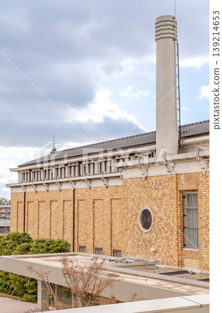 京都京瓷美術館(京都市立美術館)是日本第二家開辦的美術館(展出明治時代以來的日本繪畫、西方繪畫和工藝品)。 京都京瓷美術館(京都市立美術館)是日本第二家開辦的美術館(展出明治時代以來的日本繪畫、西方繪畫和工藝品)。 139214653