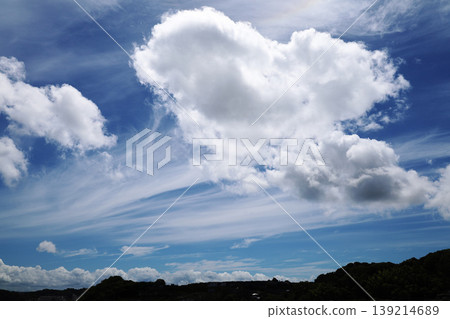 藍天中漂浮著形狀像心形的雲朵 藍天中漂浮著形狀像心形的雲朵 139214689