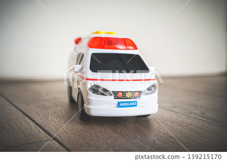 一輛玩具救護車放在木地板上 139215170