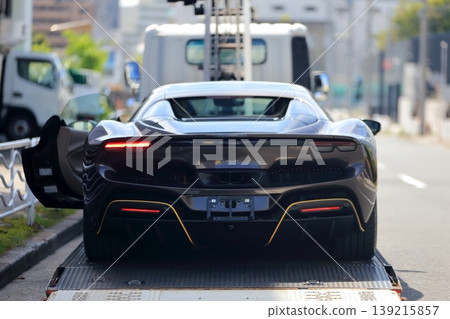 裝載跑車的汽車運輸車 裝載跑車的汽車運輸車 139215857