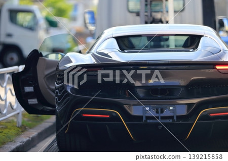 裝載跑車的汽車運輸車 裝載跑車的汽車運輸車 139215858
