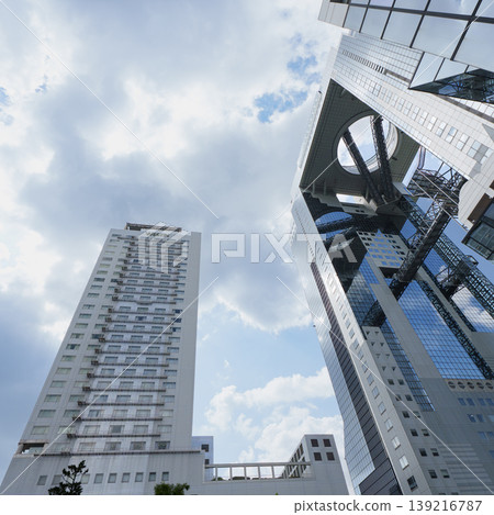 從建築物的山谷仰望天空 139216787