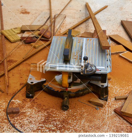 Circular table saw carpenter tool and sawdust 139219081