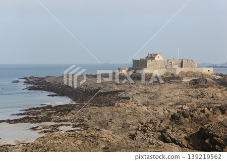 Fort National at low tide in Saint Malo in Brittany. Fort National is a fort on a tidal island a few hundred metres off the walled city of Saint-Malo, France 139219562