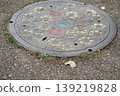 The manhole covers at Akebonoyama Agricultural Park are decorated with flowers. 139219828