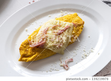 omelette with ham and cheese 139219978