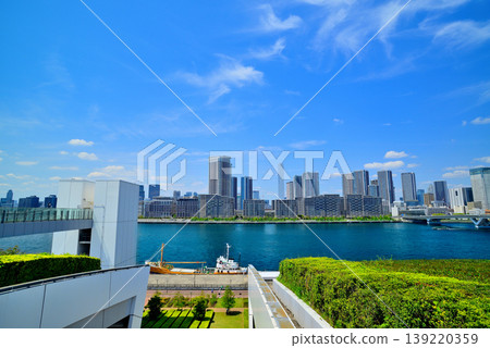 The cityscape of Harumi as seen from the rooftop green space of Toyosu Market. 139220359