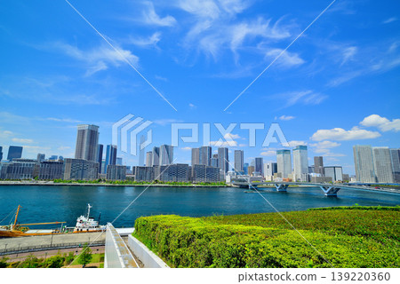 The cityscape of Harumi as seen from the rooftop green space of Toyosu Market. 139220360