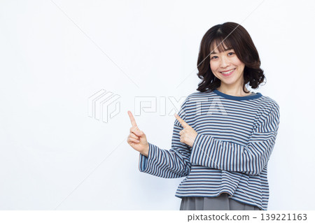 指著手指的女人 139221163