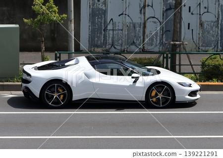 義大利製的白色跑車 139221291
