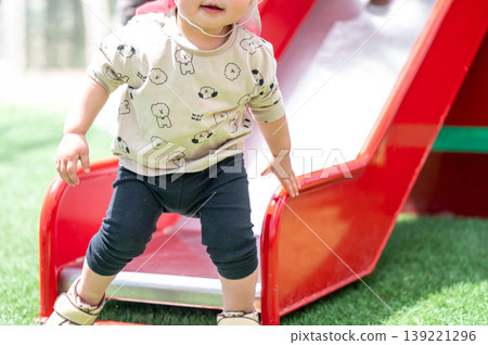 幼兒園戶外遊戲時間,一群幼兒在溜滑梯上玩耍,場面熱鬧非凡。 幼兒園戶外遊戲時間,一群幼兒在溜滑梯上玩耍,場面熱鬧非凡。 139221296