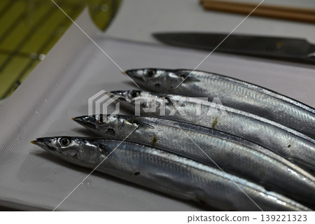 鮮嫩的生秋刀魚,秋天的味道 鮮嫩的生秋刀魚,秋天的味道 139221323
