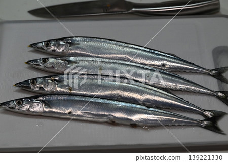 鮮嫩的生秋刀魚,秋天的味道 鮮嫩的生秋刀魚,秋天的味道 139221330