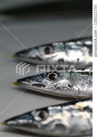 鮮嫩的生秋刀魚,秋天的味道 鮮嫩的生秋刀魚,秋天的味道 139221355