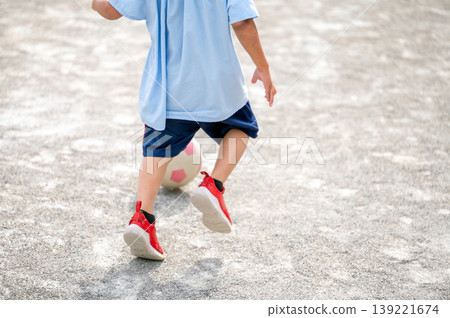 畫面展現了幼兒在托兒所玩球的快樂時光。 139221674