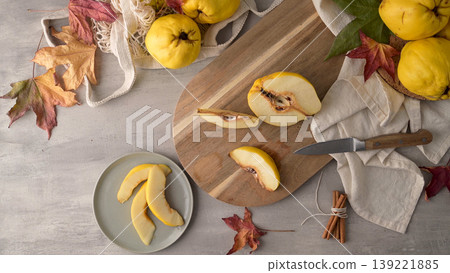 Ripe yellow quinces 139221885