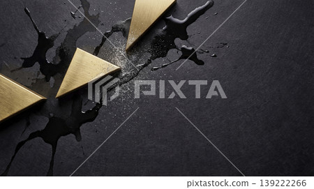 在藝術感十足的黑色和紙背景上,飾以幾何金色三角形和動態墨跡。 在藝術感十足的黑色和紙背景上,飾以幾何金色三角形和動態墨跡。 139222266
