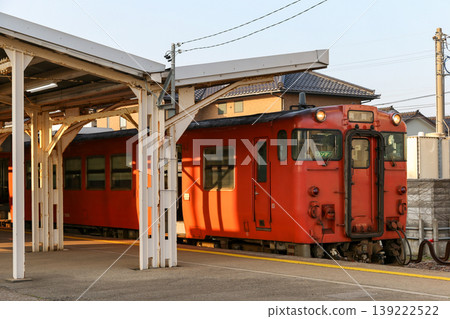 一列復古火車停在了月台上。 139222522