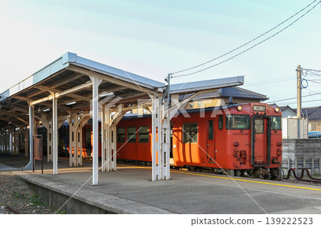一列復古火車停在了月台上。 139222523