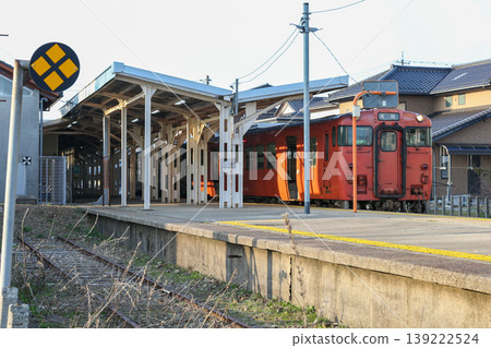 一列復古火車停在了月台上。 一列復古火車停在了月台上。 139222524