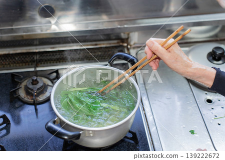 Senior woman boiling spinach 139222672