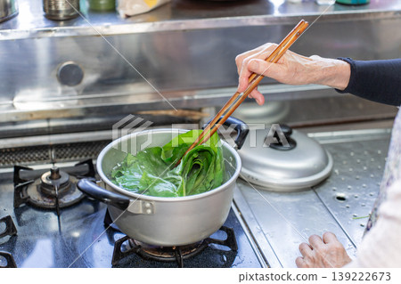 Senior woman boiling spinach 139222673
