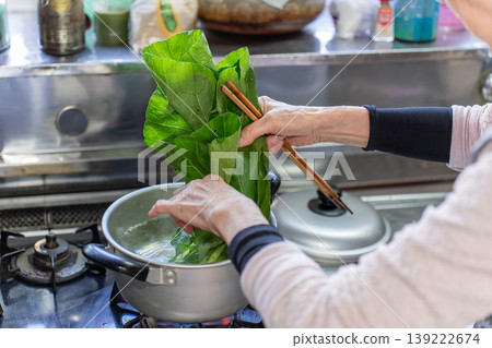 老婦人煮菠菜 老婦人煮菠菜 139222674