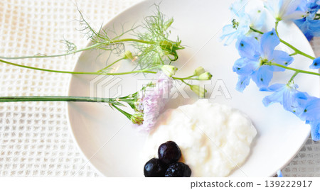 下午茶時光的景象：春花與優格甜點。 139222917
