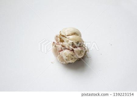 Garlic on a white background. 139223154