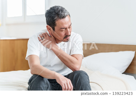 Middle-aged and elderly men suffering from stiff shoulders 139223423