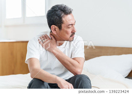 Middle-aged and elderly men suffering from stiff shoulders Middle-aged and elderly men suffering from stiff shoulders 139223424