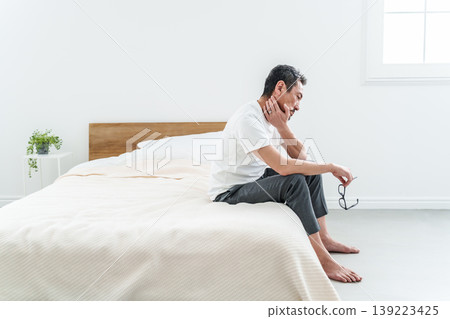Middle-aged and elderly men suffering from stiff shoulders Middle-aged and elderly men suffering from stiff shoulders 139223425