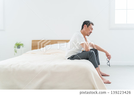 Middle-aged and elderly men suffering from stiff shoulders Middle-aged and elderly men suffering from stiff shoulders 139223426