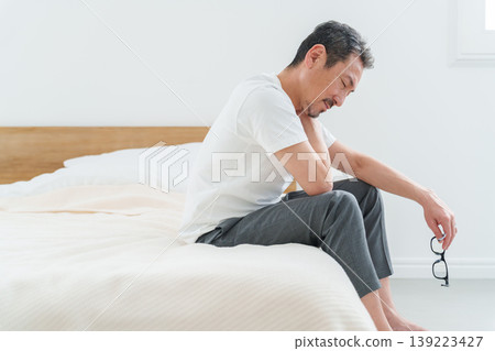 Middle-aged and elderly men suffering from stiff shoulders Middle-aged and elderly men suffering from stiff shoulders 139223427
