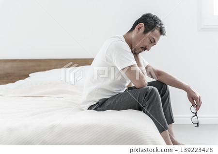 中老年男性肩部僵硬 中老年男性肩部僵硬 139223428