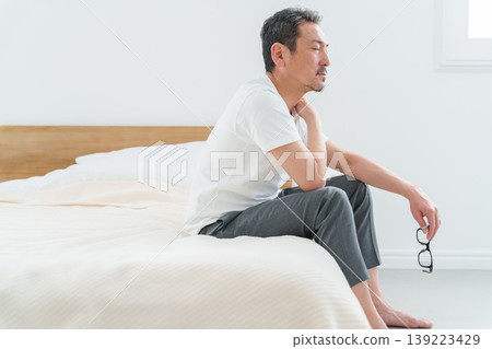 中老年男性肩部僵硬 中老年男性肩部僵硬 139223429