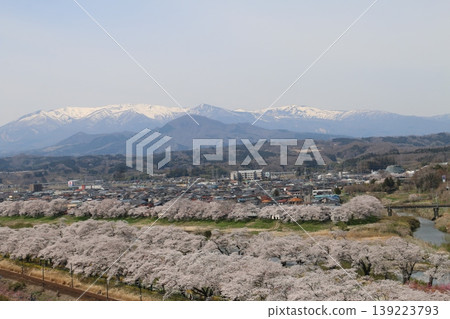 A thousand cherry trees in a single view, in collaboration with the snow-capped Zao mountain range. A thousand cherry trees in a single view, in collaboration with the snow-capped Zao mountain range. 139223793