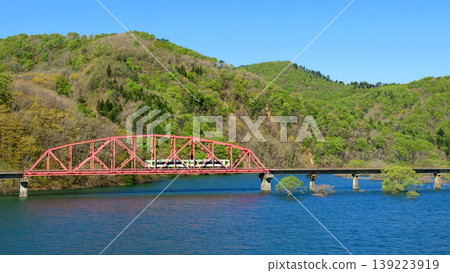 北上線高速穿過岩手縣風景優美、綠樹成蔭的錦州湖。 139223919