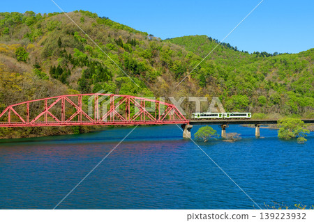 北上線高速穿過岩手縣風景優美、綠樹成蔭的錦州湖。 139223932