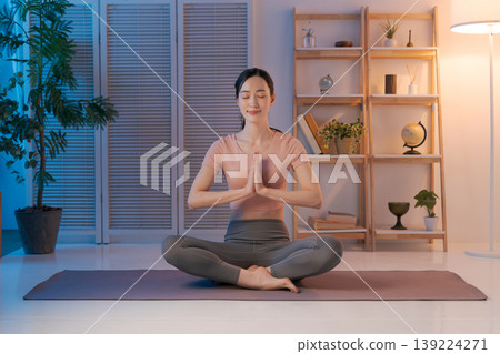 Women who meditate 139224271