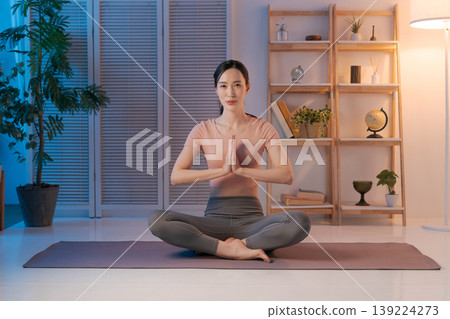 Women who meditate 139224273