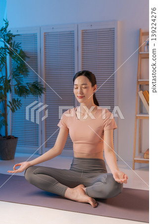 Women who meditate 139224276